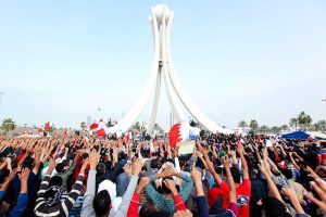 Protesters_fests_toward_Pearl_roundabout